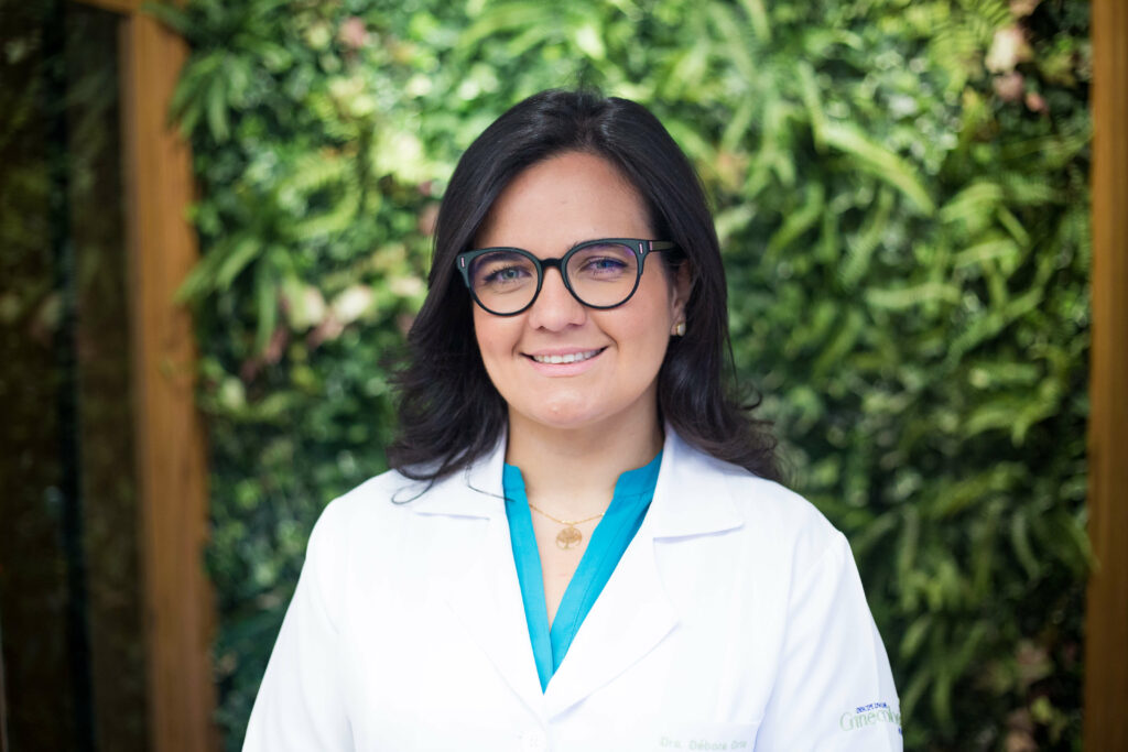 Uroginecologista e coordenadora do programa Fellowship em Cirurgia Ginecológica Minimamente Invasiva do Hospital Beneficência Portuguesa, Dra Débora Oriá.